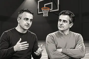 コートサイドで語り合うラヤコビッチとマルティネス
