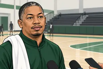 練習後にコートサイドで語るタイロン・ルー