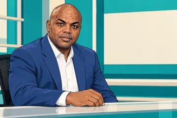 テレビ解説席に座るチャールズ・バークレー